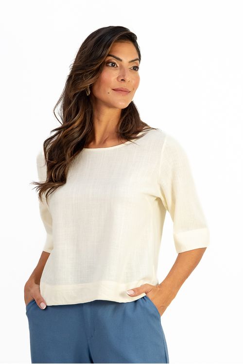 -Blusa-em-linho-Amber-com-decote-V-botoes-frontais-e-meia-manga.-Detalhe-de-pala-nas-costas-e-aberturas-laterais-trazem-leveza-e-sofisticacao.