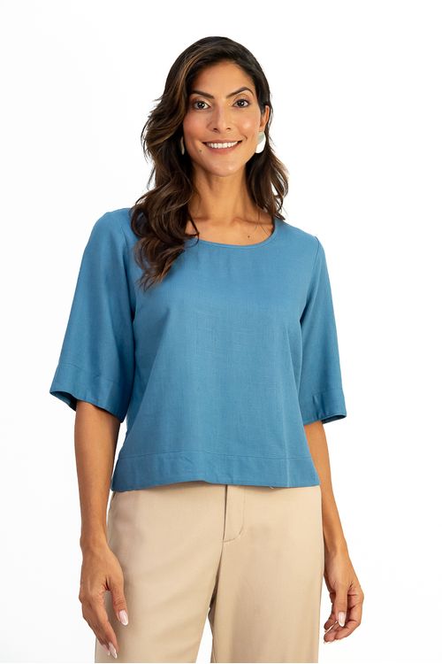 -Blusa-em-linho-Amber-com-decote-V-botoes-frontais-e-meia-manga.-Detalhe-de-pala-nas-costas-e-aberturas-laterais-trazem-leveza-e-sofisticacao.