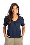 Blusa-em-linho-Amber-com-decote-V-botoes-frontais-e-meia-manga.-Detalhe-de-pala-nas-costas-e-aberturas-laterais-trazem-leveza-e-sofisticacao.