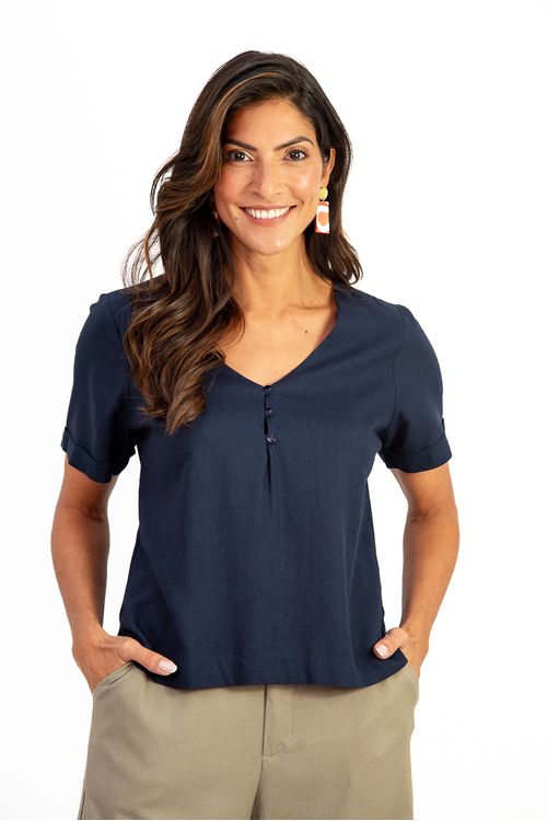 Blusa-em-linho-Amber-com-decote-V-botoes-frontais-e-meia-manga.-Detalhe-de-pala-nas-costas-e-aberturas-laterais-trazem-leveza-e-sofisticacao.