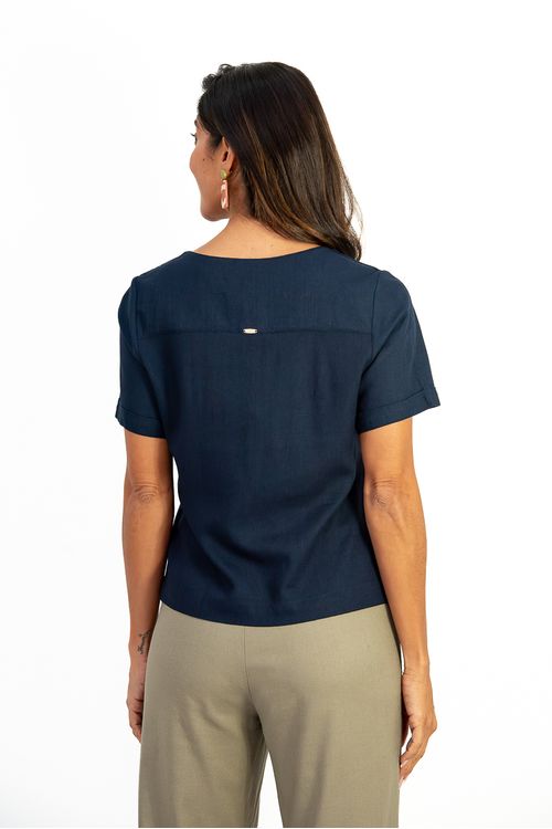 Blusa-em-linho-Amber-com-decote-V-botoes-frontais-e-meia-manga.-Detalhe-de-pala-nas-costas-e-aberturas-laterais-trazem-leveza-e-sofisticacao.