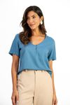Blusa-em-linho-Amber-com-decote-V-botoes-frontais-e-meia-manga.-Detalhe-de-pala-nas-costas-e-aberturas-laterais-trazem-leveza-e-sofisticacao.