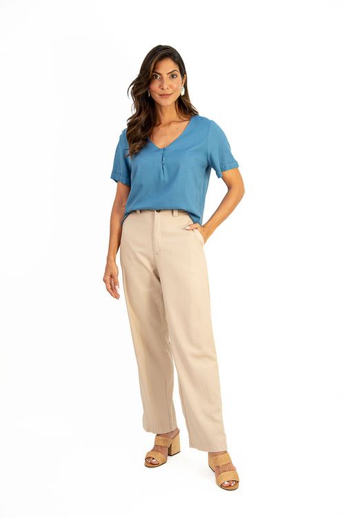 Blusa-em-linho-Amber-com-decote-V-botoes-frontais-e-meia-manga.-Detalhe-de-pala-nas-costas-e-aberturas-laterais-trazem-leveza-e-sofisticacao.