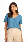 Blusa de linho azul com decote em V e botões decorativos, vista frontal.