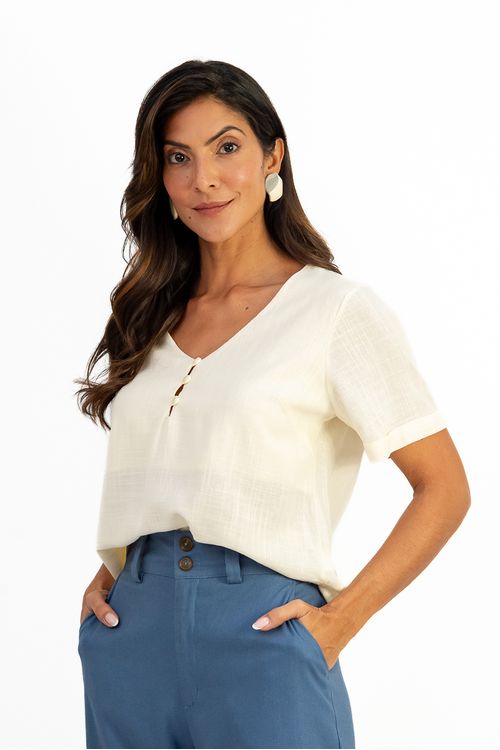 Blusa-em-linho-Amber-com-decote-V-botoes-frontais-e-meia-manga.-Detalhe-de-pala-nas-costas-e-aberturas-laterais-trazem-leveza-e-sofisticacao.