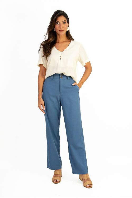 Blusa-em-linho-Amber-com-decote-V-botoes-frontais-e-meia-manga.-Detalhe-de-pala-nas-costas-e-aberturas-laterais-trazem-leveza-e-sofisticacao.