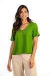 Blusa-em-linho-Amber-com-decote-V-botoes-frontais-e-meia-manga.-Detalhe-de-pala-nas-costas-e-aberturas-laterais-trazem-leveza-e-sofisticacao.