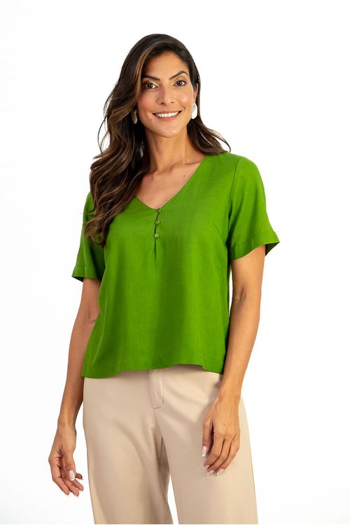 Blusa-de-linho-verde-com-decote-em-V-e-botoes-decorativos-vista-frontal.