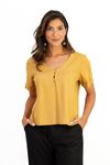 Blusa-em-linho-Amber-com-decote-V-botoes-frontais-e-meia-manga.-Detalhe-de-pala-nas-costas-e-aberturas-laterais-trazem-leveza-e-sofisticacao.