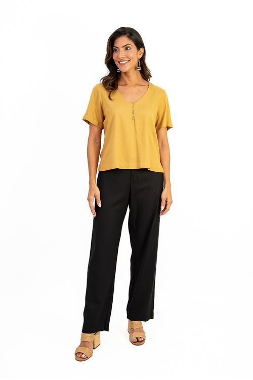 Blusa-em-linho-Amber-com-decote-V-botoes-frontais-e-meia-manga.-Detalhe-de-pala-nas-costas-e-aberturas-laterais-trazem-leveza-e-sofisticacao.