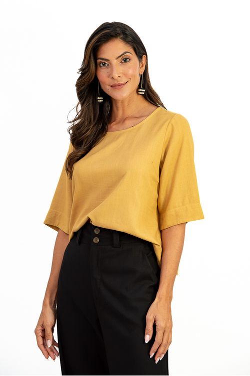 Calca-confeccionada-em-tecido-plano-de-linho-Liana-com-modelagem-reta-que-valoriza-a-silhueta.-Possui-bolsos-faca-e-passadores-deslocados-que-adicionam-um-detalhe-moderno-e-elegante-a-peca.-Ideal-para-looks-versateis-e-sofisticados.