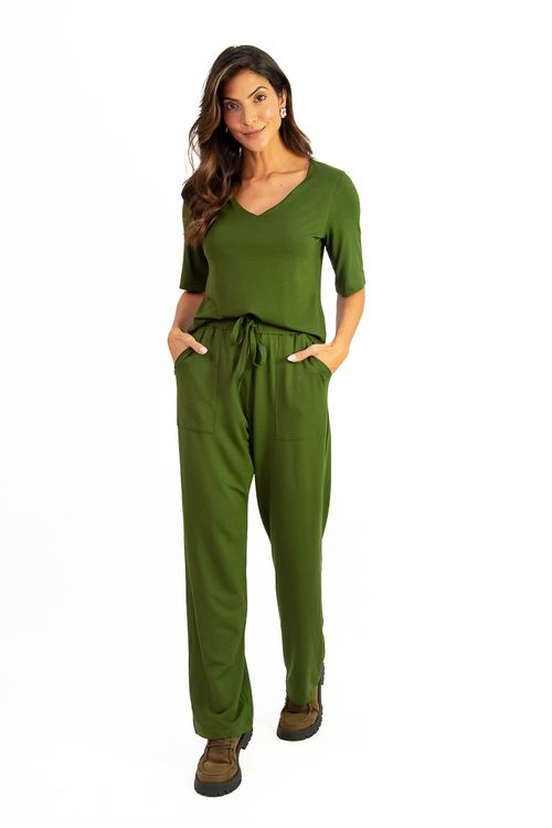 Calca-reta-confeccionada-em-malha-de-viscose-new-ternura-com-cos-elastico-e-amarracao.-Possui-bolsos-faca-chapados-garantindo-praticidade-e-visual-limpo.-Modelo-versatil-para-compor-producoes-casuais-com-elegancia-e-conforto.