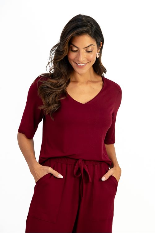 Calca-Leblon-Bordo--Confeccionada-em-malha-de-viscose-esta-calca-reta-oferece-conforto-e-estilo.-Com-cos-elastico-e-amarracao-alem-de-bolsos-faca-chapados-e-perfeita-para-ocasioes-casuais.-Sua-cor-bordo-adiciona-um-toque-de-sofisticacao-ao-visual.-Ideal-para-o-dia-a-dia-ou-eventos-informais.-Versatil-e-pratica-e-uma-escolha-indispensavel-para-quem-busca-elegancia-e-conforto.