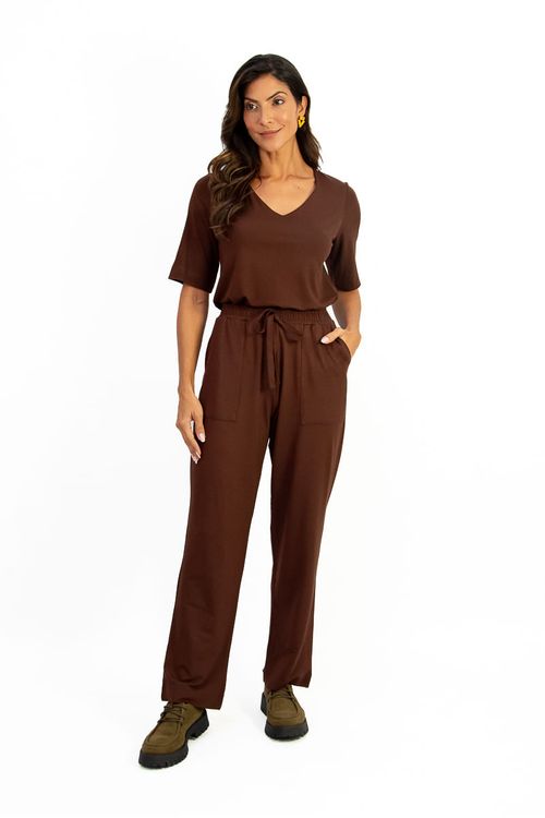 Calca-reta-confeccionada-em-malha-de-viscose-new-ternura-com-cos-elastico-e-amarracao.-Possui-bolsos-faca-chapados-garantindo-praticidade-e-visual-limpo.-Modelo-versatil-para-compor-producoes-casuais-com-elegancia-e-conforto.
