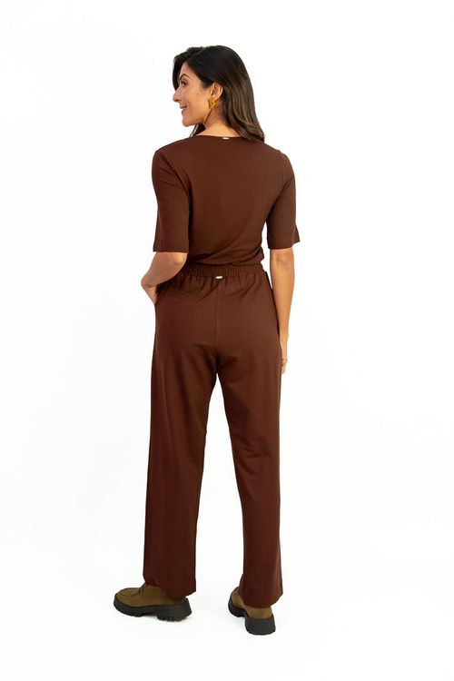 Calca-reta-confeccionada-em-malha-de-viscose-new-ternura-com-cos-elastico-e-amarracao.-Possui-bolsos-faca-chapados-garantindo-praticidade-e-visual-limpo.-Modelo-versatil-para-compor-producoes-casuais-com-elegancia-e-conforto.