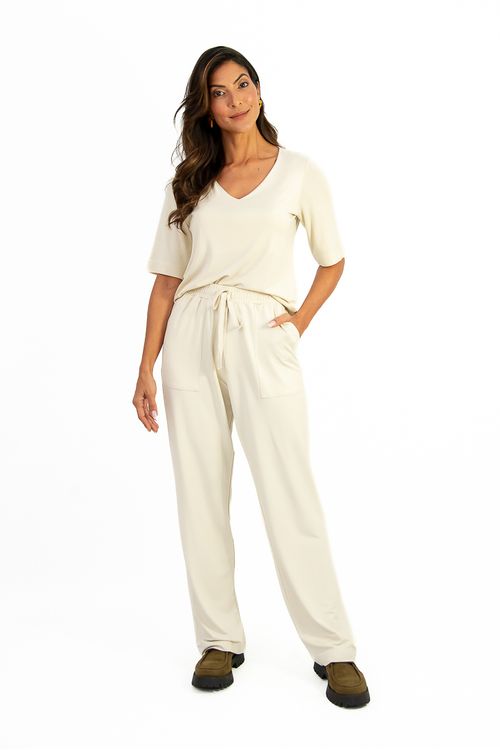 Calca-Leblon-Baunilha-confeccionada-em-malha-de-viscose-com-cos-elastico-e-amarracao.-Design-reto-e-bolsos-faca-para-um-visual-limpo-e-elegante.