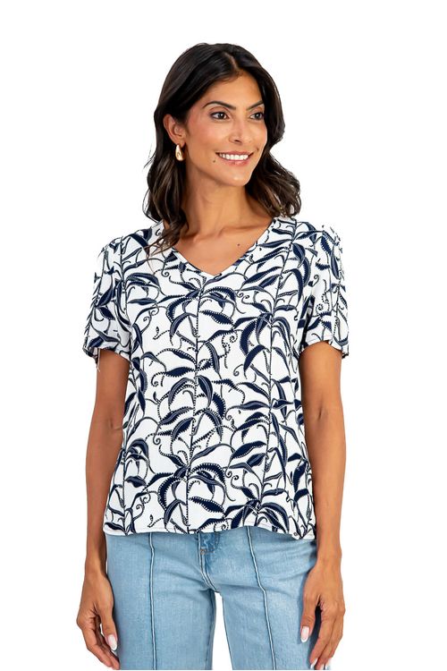 BLUSA-E-FEITA-DE-TECIDO-PLANO-EM-VISCOSE-SLUB-COM-ESTAMPA-RENATA.-TEM-DECOTE-EM-V-NEIA-MANGA-JAPA-FRANZIDA-E-GOTA-COSTAS-COM-FECHAMENTO-EM-BOTAO.