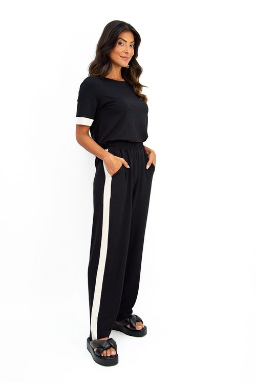 Calca-reta-em-malha-viscose-New-Ternura-cos-com-elastico-faixa-lateral-bicolor-e-bolsos-faca-unindo-conforto-e-estilo-moderno.