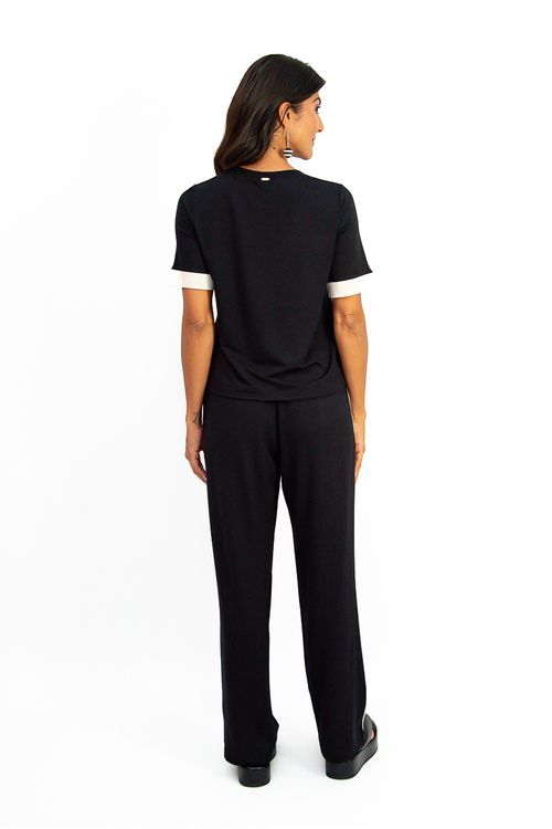 Calca-reta-em-malha-viscose-New-Ternura-cos-com-elastico-faixa-lateral-bicolor-e-bolsos-faca-unindo-conforto-e-estilo-moderno.