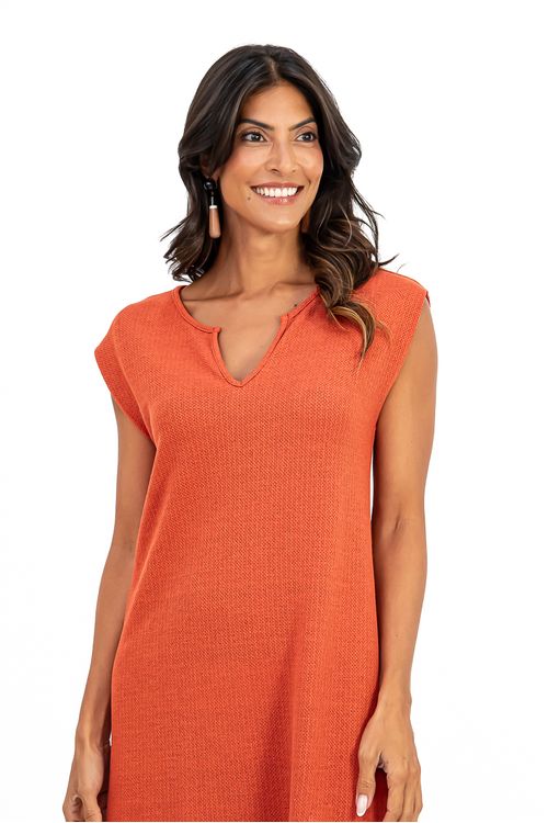 Vestido-midi-em-malha-Heritage-com-decote-V-ombro-virado-e-fendas-laterais-combinando-conforto-e-elegancia-para-looks-sofisticados-no-dia-a-dia.