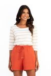 blusa-basica-em-malha-viscose-crepe-com-listras-atemporais.-possui-decote-canoa-e-manga-3-4-combinando-conforto-e-elegancia-em-uma-peca-versatil.