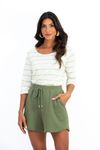 blusa-basica-em-malha-viscose-crepe-com-listras-atemporais.-possui-decote-canoa-e-manga-3-4-combinando-conforto-e-elegancia-em-uma-peca-versatil.
