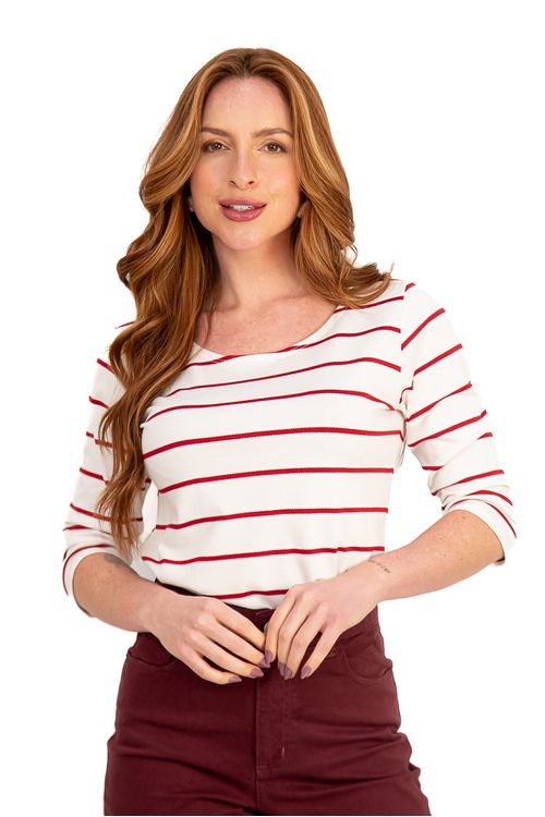 blusa-basica-em-malha-viscose-crepe-com-listras-atemporais.-possui-decote-canoa-e-manga-3-4-combinando-conforto-e-elegancia-em-uma-peca-versatil.