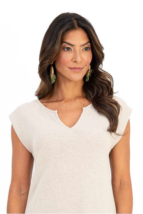 Close-up do busto do vestido Heritage gelo mostrando o decote em V com recorte, textura sutil da malha e acabamento do ombro virado - detalhe decote V vestido malha.