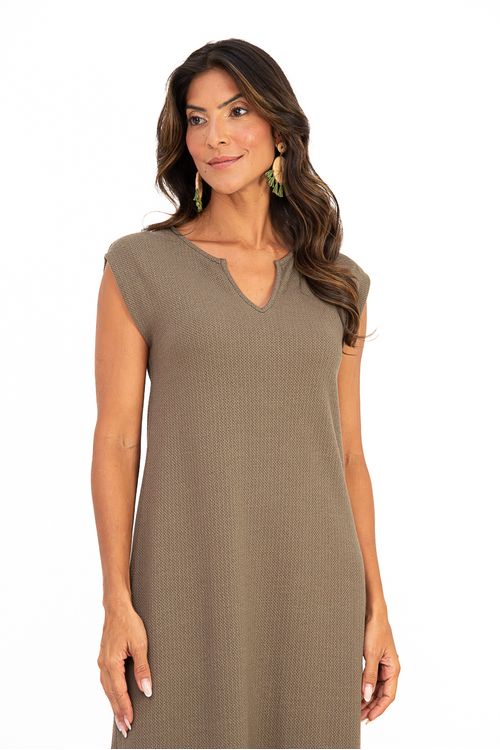 Vestido-midi-em-malha-Heritage-com-decote-em-V-ombro-virado-e-fendas-laterais-que-valorizam-a-silhueta.-Confortavel-e-elegante-e-ideal-para-criar-producoes-sofisticadas-com-praticidade-no-dia-a-dia.