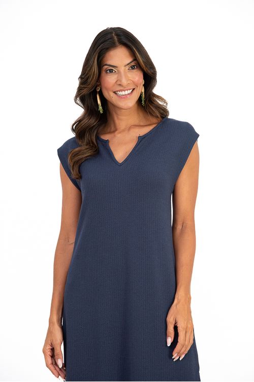 Vestido-midi-em-malha-Heritage-com-decote-em-V-ombro-virado-e-fendas-laterais-que-valorizam-a-silhueta.-Confortavel-e-elegante-e-ideal-para-criar-producoes-sofisticadas-com-praticidade-no-dia-a-dia.