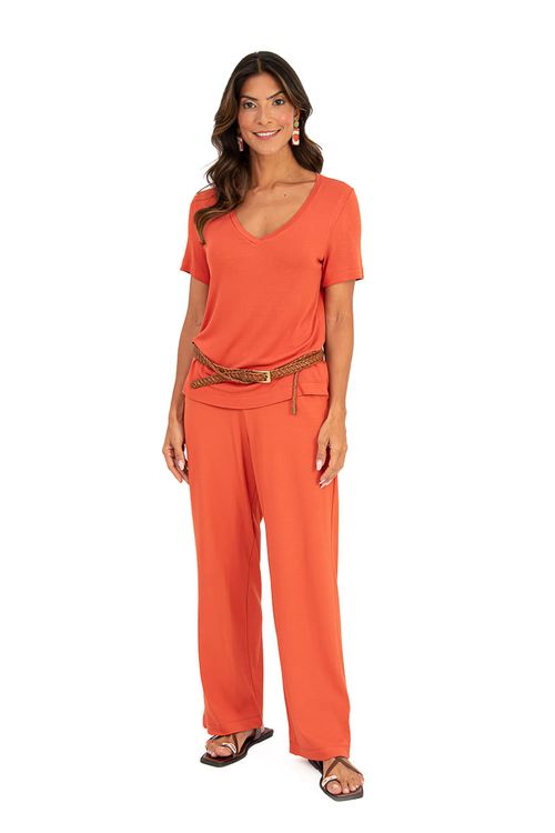 Blusa-baby-look-em-malha-viscose-tricot-Versace-decote-em-V-e-meia-manga.-Versatil-e-estilosa-para-looks-modernos-e-confortaveis.