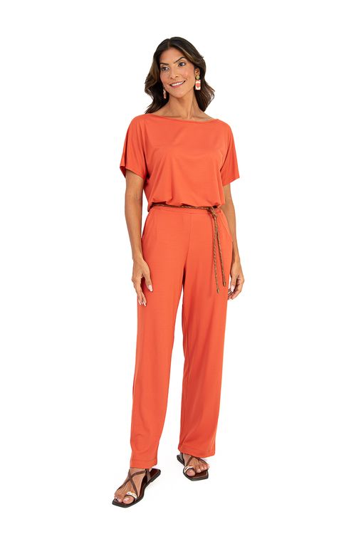 Blusa-morcego-confeccionada-em-malha-viscose-Visup-Light-New.-Possui-decote-canoa-e-meia-manga-trazendo-leveza-e-modernidade-ao-visual.-Um-modelo-versatil-ideal-para-composicoes-casuais-e-elegantes-no-dia-a-dia.