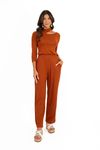 Calca-reta-Ipanema-chocolate-em-viscose---vista-frontal-inteira-mostrando-cos-largo-com-elastico-bolsos-faca-e-caimento-reto