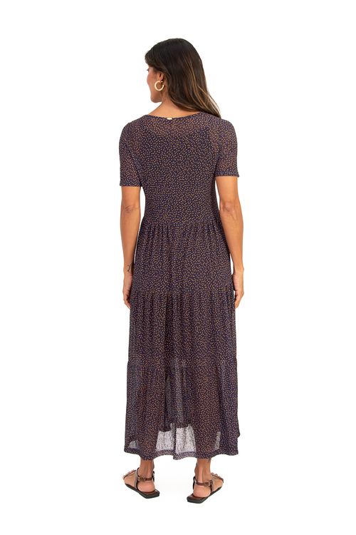 Vestido-midi-feito-em-malha-plissada-com-estampa-Malu-e-forro-em-malha-de-viscose.-E-a-escolha-ideal-para-quem-busca-estilo-e-conforto-em-uma-unica-peca.-Com-decote-canoa-e-meia-manga-saia-em-camadas-3-Marias-garante-fluidez-e-charme-ao-visual.