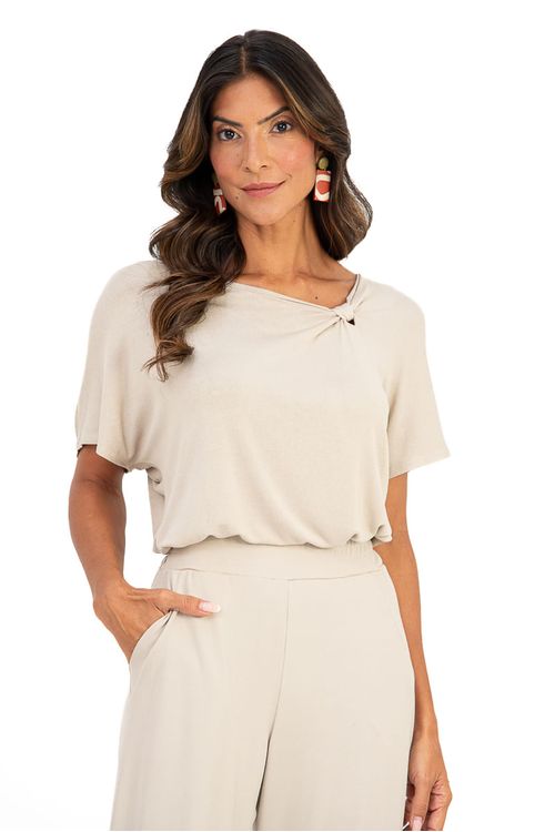 Blusa Recorte Anel Gelo em malha viscose, detalhe do decote irregular com franzido preso por anel metálico, modelagem morcego e barra elástica.