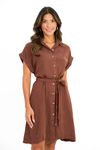Vestido-chemise-marrom-em-liocel-vista-frontal-com-botoes-e-faixa-ajustavel-na-cintura-mangas-morcego-e-caimento-leve---look-casual-elegante.