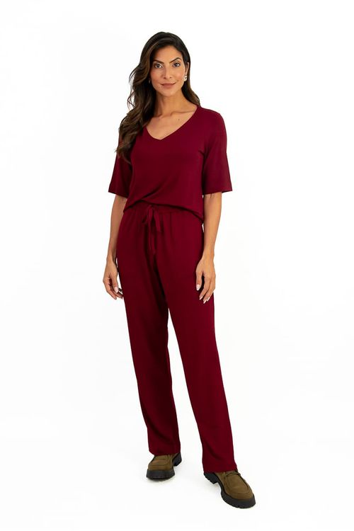 Calca-Leblon-Bordo--Confeccionada-em-malha-de-viscose-esta-calca-reta-oferece-conforto-e-estilo.-Com-cos-elastico-e-amarracao-alem-de-bolsos-faca-chapados-e-perfeita-para-ocasioes-casuais.-Sua-cor-bordo-adiciona-um-toque-de-sofisticacao-ao-visual.-Ideal-para-o-dia-a-dia-ou-eventos-informais.-Versatil-e-pratica-e-uma-escolha-indispensavel-para-quem-busca-elegancia-e-conforto.