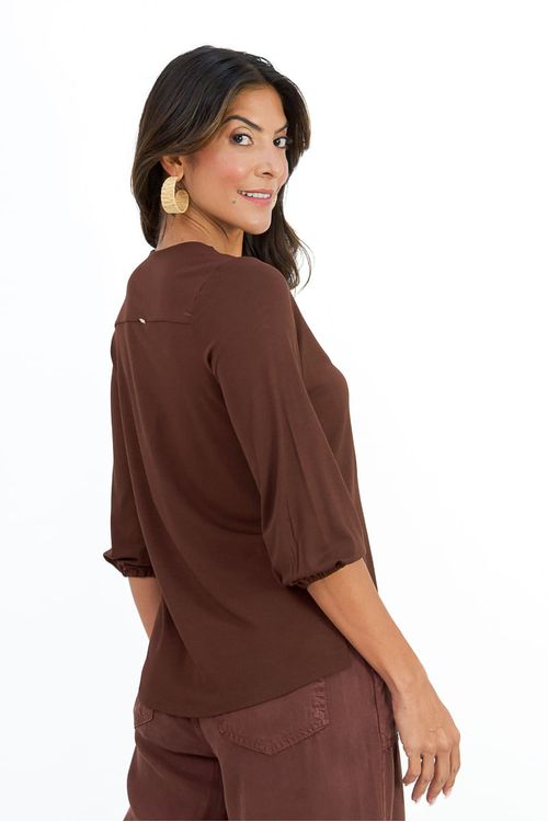 Look-completo-frontal--modelo-usando-blusa-Ipanema-expresso-com-calca-pantalona-marrom-destacando-caimento-fluido-e-comprimento-ate-a-cintura