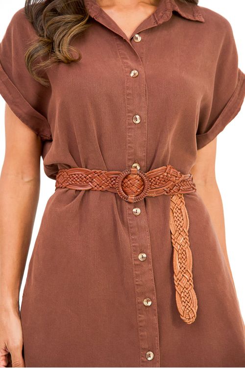 Cinto-tresse-largo-em-couro-com-fivela-forrada.-Um-acessorio-sofisticado-e-versatil-que-valoriza-a-cintura-em-diferentes-producoes-femininas.