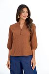 Blusa-Laise-Botoes-chocolate-vista-frontal--decote-V-com-gola-padre-pala-frontal-com-botoes-e-manga-3-4-bufante-em-algodao-laise-com-vazados-em-formato-de-estrela