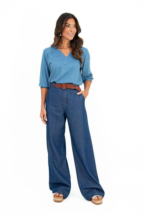 Blusa-em-tecido-plano-com-linho-decote-V-e-pespontos-marcantes.-Mangas-3-4-com-punho-e-botao-unindo-sofisticacao-e-funcionalidade-em-um-design-atemporal.