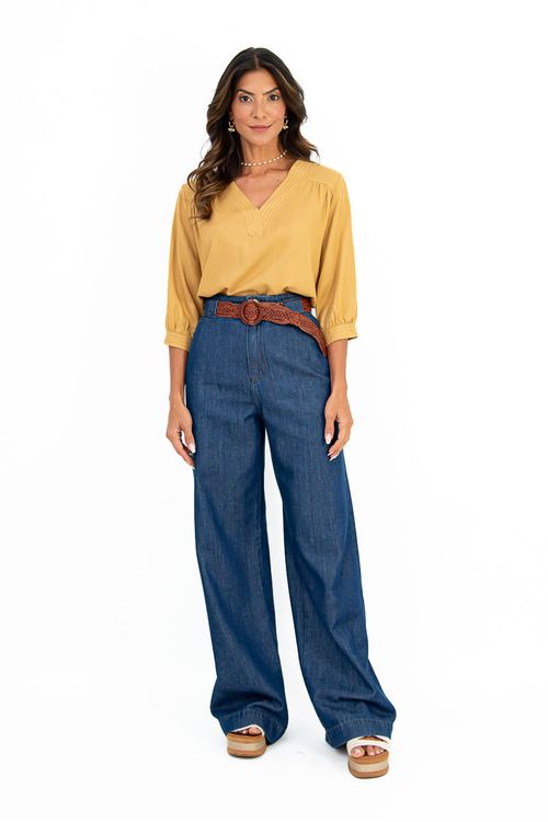 Blusa-em-tecido-plano-com-linho-decote-V-e-pespontos-marcantes.-Mangas-3-4-com-punho-e-botao-unindo-sofisticacao-e-funcionalidade-em-um-design-atemporal.