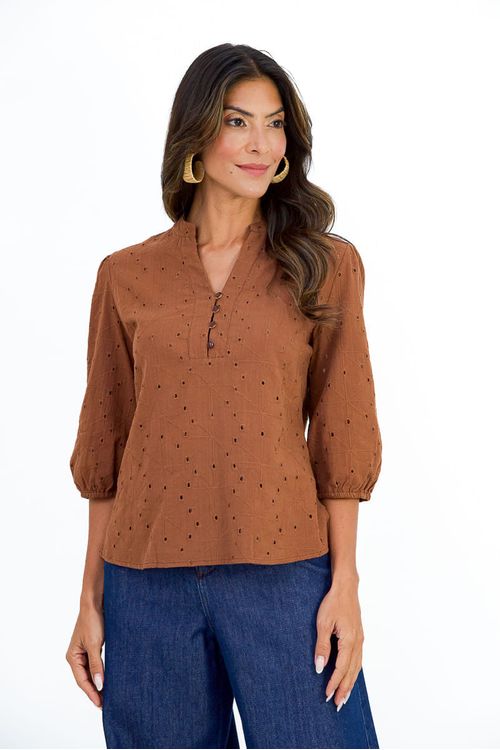Blusa-Laise-Botoes-chocolate-vista-frontal--decote-V-com-gola-padre-pala-frontal-com-botoes-e-manga-3-4-bufante-em-algodao-laise-com-vazados-em-formato-de-estrela