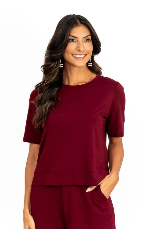 Blusa-cropped-bordo-em-viscose-New-Ternura-vista-frontal-com-decote-canoa-meia-manga-e-acabamento-de-barra-fraldada