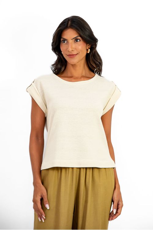 Blusa Heritage Baunilha vista frontal em malha, decote canoa e meia manga com aleta e botão no ombro