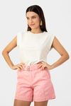 Blusa muscle baunilha em malha de viscose, decote canoa e detalhe de ombro virado vista frontal com short rosa de cintura alta — look casual moderno.