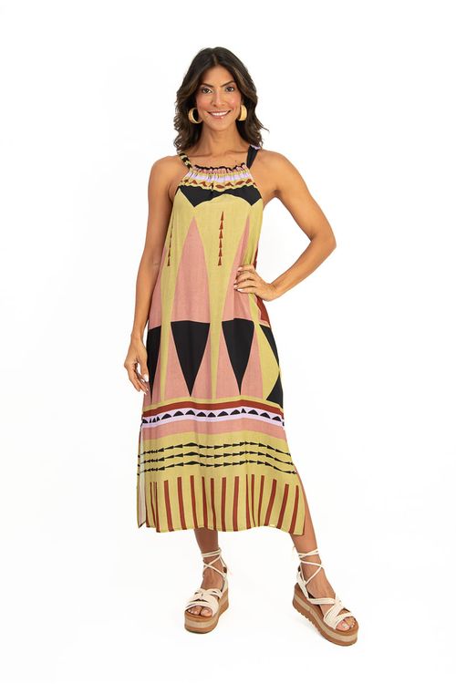 Vestido midi viscose estampa geométrica Origens - vista frontal completa com decote alto franzido, alças finas, caimento fluido e cores amarelo claro, rosa, preto e terracota.