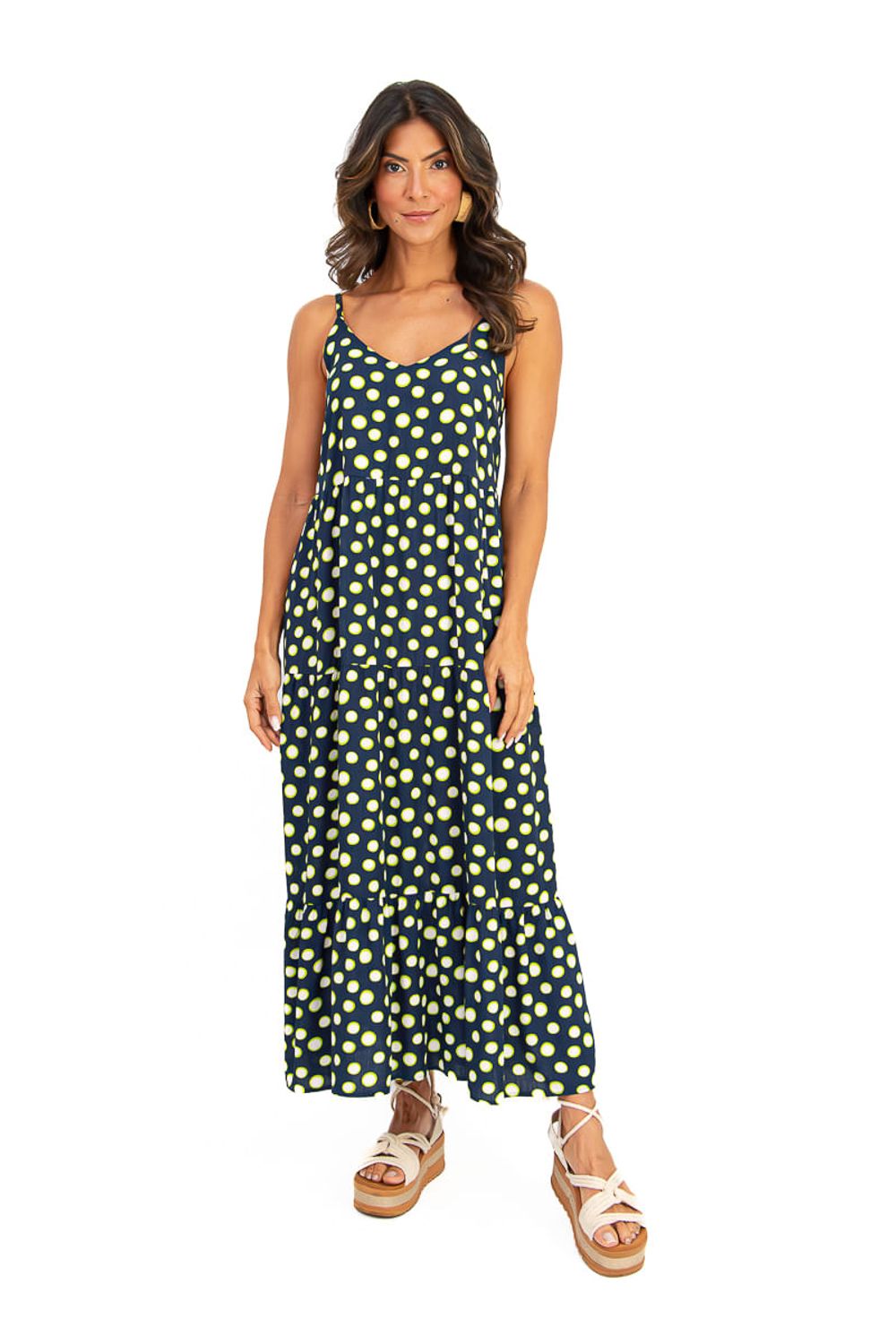 Vestido-midi-Poa-Lumiere---vista-frontal--modelo-usando-vestido-midi-em-viscose-slub-com-estampa-poa-amarelo-limao-sobre-fundo-marinho-decote-em-V-e-alcas-finas-look-completo