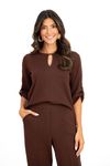 Blusa Heritage gola larga na cor café, vista frontal com pequena abertura no decote e manga 3/4 com punho, combinada com calça marrom.