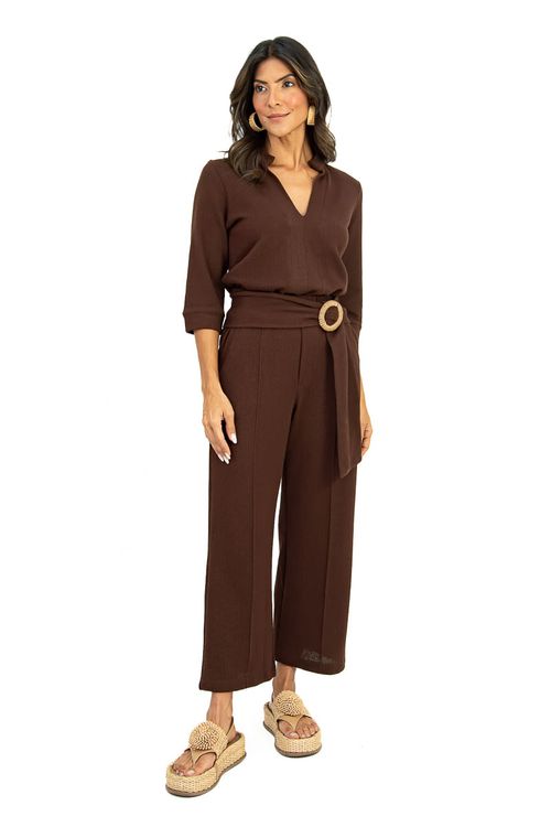 Detalhe-lateral-da-blusa-decote-V-Heritage-cafe-mostrando-a-pala-frontal-manga-3-4-com-punho-e-cinto-de-tecido-com-fivela-redonda-look-monocromatico.